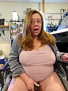 Snapshot of MsShelby40 chatting on February 2025 04:35:02 PM MsShelby40 online show from February 2025 04:35:02 PM