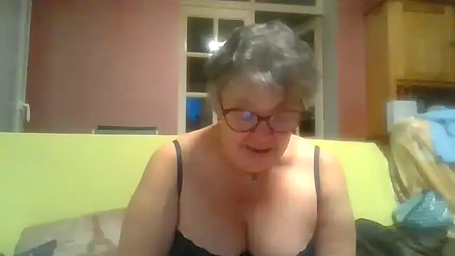 Snapshot of Vandeae44 chatting on April 2026 07:20:01 PM Vandeae44 online show from April 2026 07:20:01 PM