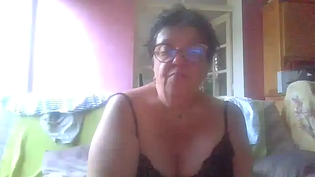 Snapshot of Vandeae44 chatting on June 2026 07:35:02 PM Vandeae44 online show from June 2026 07:35:02 PM
