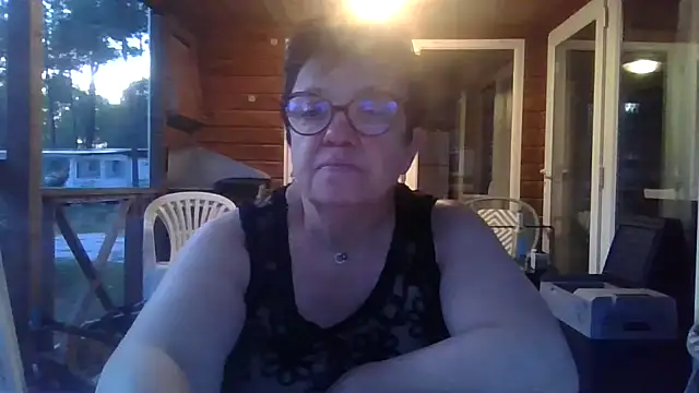 Snapshot of Vandeae44 chatting on May 2026 07:44:02 PM Vandeae44 online show from May 2026 07:44:02 PM