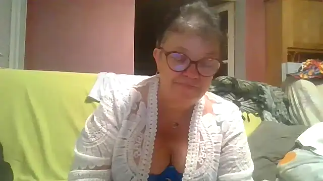 Snapshot of Vandeae44 chatting on July 2026 08:27:02 PM Vandeae44 online show from July 2026 08:27:02 PM