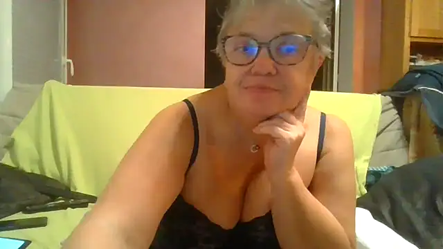 Snapshot of Vandeae44 chatting on October 2025 08:10:01 PM Vandeae44 online show from October 2025 08:10:01 PM