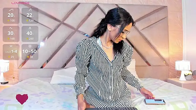 Snapshot of sophie_pariss chatting on June 2026 02:17:01 AM sophie pariss online show from June 2026 02:17:01 AM
