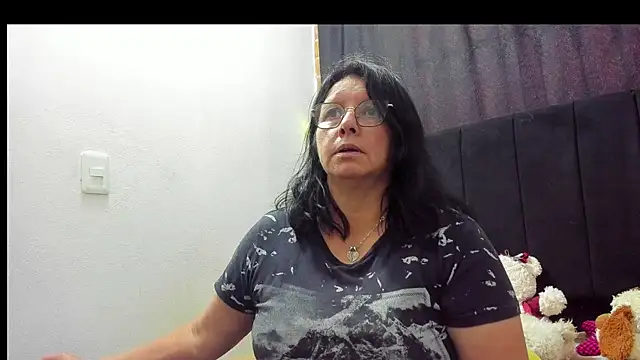 Snapshot of Evaaross_2345 chatting on December 2025 06:13:01 PM Evaaross 2345 online show from December 2025 06:13:01 PM