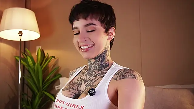 Snapshot of AliceShazaham_ chatting on April 2026 07:14:01 AM AliceShazaham online show from April 2026 07:14:01 AM