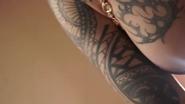 Snapshot of AliceShazaham_ chatting on April 2026 04:30:01 AM AliceShazaham online show from April 2026 04:30:01 AM