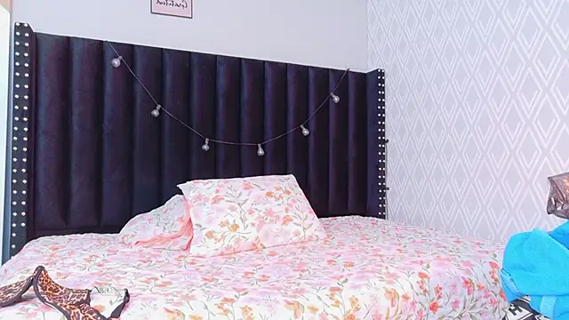 Snapshot of littleebonymommy chatting on September 2025 08:19:01 PM littleebonymommy online show from September 2025 08:19:01 PM