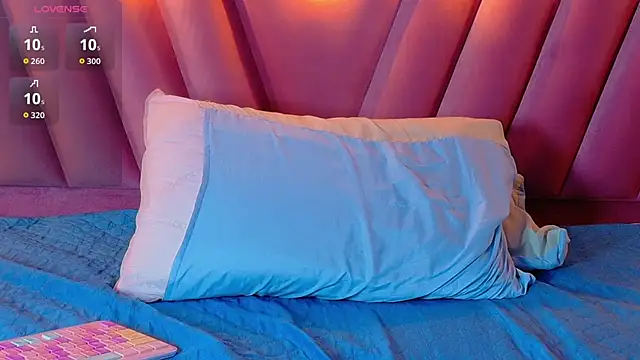 Snapshot of littleebonymommy chatting on October 2025 08:13:01 AM littleebonymommy online show from October 2025 08:13:01 AM