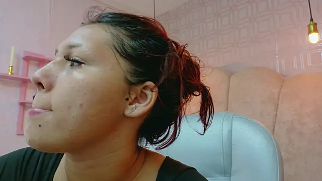 Snapshot of Annyeli chatting on November 2025 06:02:01 PM Annyeli online show from November 2025 06:02:01 PM