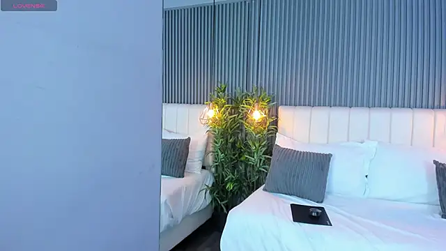 LinaGlam online show from November 2025 05:06:01 PM