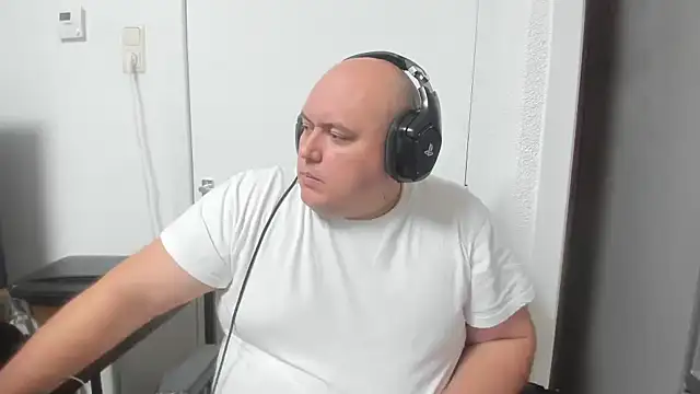 Snapshot of BigromeoXX chatting on December 2024 07:03:02 PM BigromeoXX online show from December 2024 07:03:02 PM