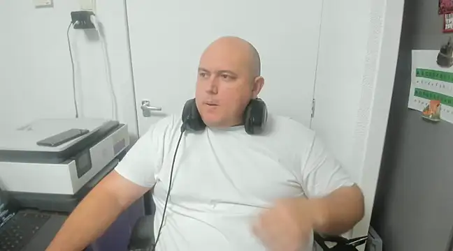 Snapshot of BigromeoXX chatting on December 2024 07:11:02 PM BigromeoXX online show from December 2024 07:11:02 PM