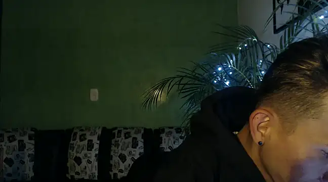 smallgiant27 online show from December 2024 11:17:02 PM