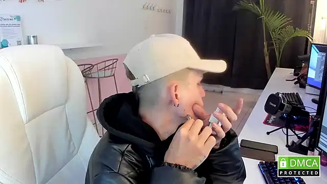 smallgiant27 online show from October 2025 01:18:01 AM