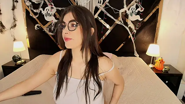 Amelie saenz online show from November 2025 06:23:02 PM