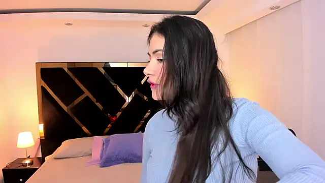 Amelie saenz online show from February 2025 07:45:02 PM
