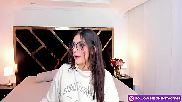Amelie saenz online show from March 2025 07:50:02 PM