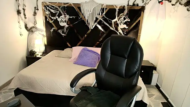 Amelie saenz online show from November 2025 07:30:01 PM