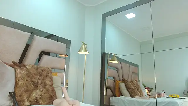 cintia hills online show from November 2025 03:54:02 AM