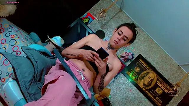 Perla Hotcortes online show from November 2025 02:43:02 PM