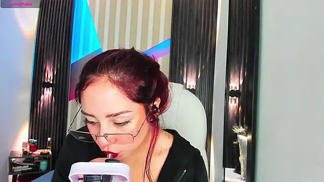 emily layton online show from December 2025 02:41:02 PM