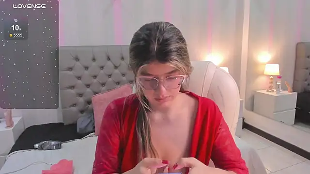 Snapshot of SEXMILLA_ chatting on February 2025 02:06:01 AM SEXMILLA  online show from February 2025 02:06:01 AM