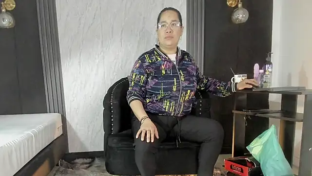 Snapshot of alondrabigtits chatting on November 2025 11:58:01 AM alondrabigtits online show from November 2025 11:58:01 AM