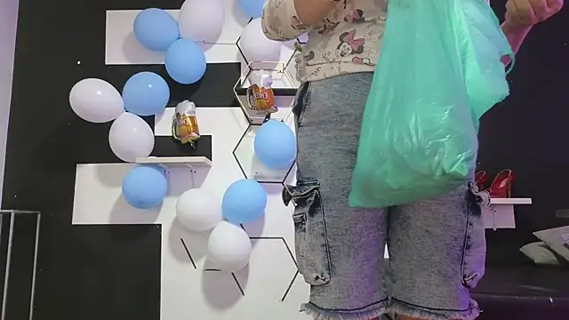 alondrabigtits online show from October 2025 12:08:01 PM