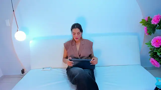 Ada Monroe10 online show from December 2025 01:49:01 PM