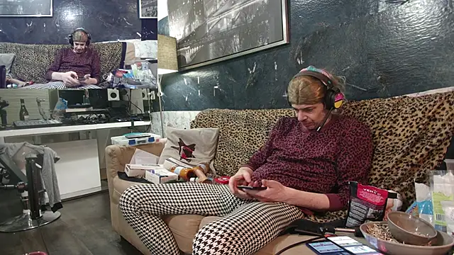 Snapshot of Doggyray44 chatting on February 2025 11:30:01 PM Doggyray44 online show from February 2025 11:30:01 PM