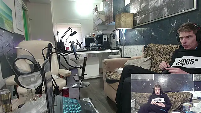 Snapshot of Doggyray44 chatting on February 2025 02:37:01 PM Doggyray44 online show from February 2025 02:37:01 PM