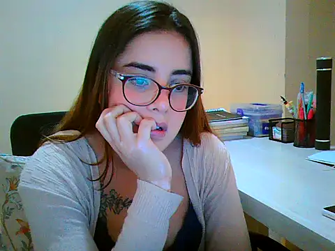 Snapshot of maliamiller chatting on November 2025 08:51:02 AM maliamiller online show from November 2025 08:51:02 AM