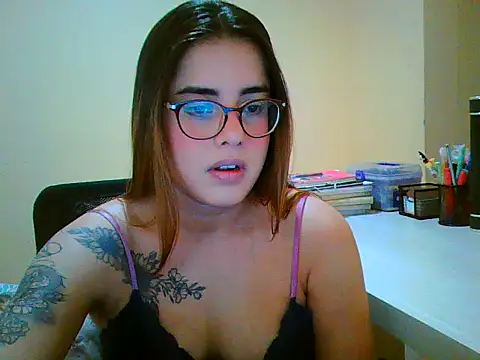 Snapshot of maliamiller chatting on November 2025 09:36:02 AM maliamiller online show from November 2025 09:36:02 AM