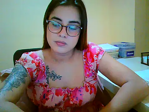 Snapshot of maliamiller chatting on December 2025 04:00:01 AM maliamiller online show from December 2025 04:00:01 AM