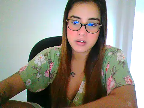 Snapshot of maliamiller chatting on April 2026 11:06:01 AM maliamiller online show from April 2026 11:06:01 AM