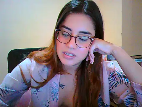 Snapshot of maliamiller chatting on December 2025 05:06:02 AM maliamiller online show from December 2025 05:06:02 AM