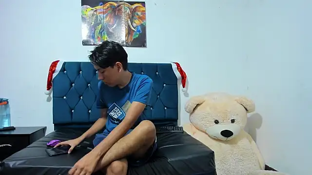 Snapshot of AXEL_AND_THOMAS chatting on December 2024 01:44:02 PM AXEL AND THOMAS online show from December 2024 01:44:02 PM