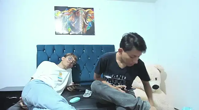 Snapshot of AXEL_AND_THOMAS chatting on December 2024 01:33:01 PM AXEL AND THOMAS online show from December 2024 01:33:01 PM