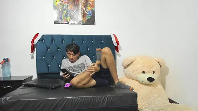 Snapshot of AXEL_AND_THOMAS chatting on December 2024 01:49:02 PM AXEL AND THOMAS online show from December 2024 01:49:02 PM