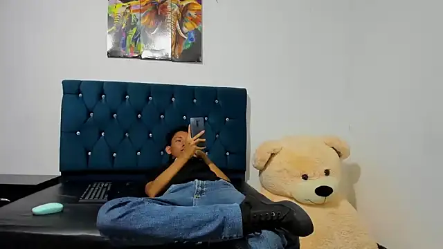 Snapshot of AXEL_AND_THOMAS chatting on December 2024 01:39:01 PM AXEL AND THOMAS online show from December 2024 01:39:01 PM