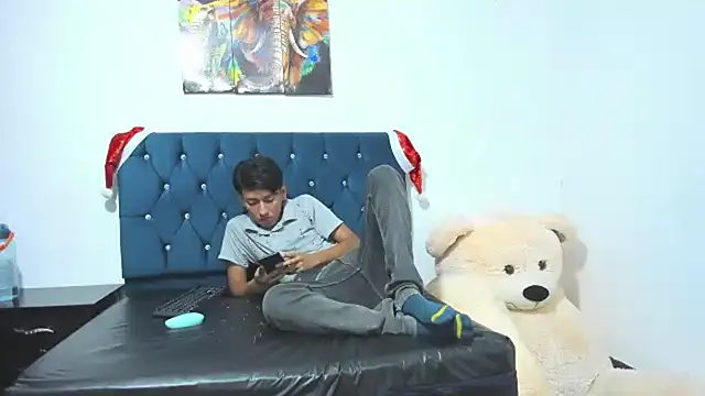 Snapshot of AXEL_AND_THOMAS chatting on December 2024 01:33:02 PM AXEL AND THOMAS online show from December 2024 01:33:02 PM