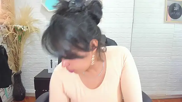 Snapshot of Aisha_09 chatting on February 2025 03:43:02 PM Aisha 09 online show from February 2025 03:43:02 PM