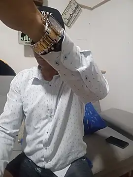 latinmartin73 online show from November 2025 12:14:01 AM