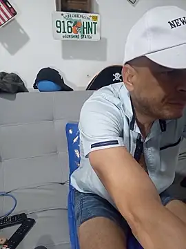 latinmartin73 online show from November 2025 11:30:01 PM