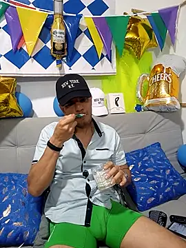 latinmartin73 online show from October 2025 12:14:02 AM
