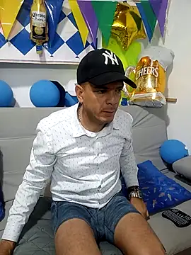 latinmartin73 online show from October 2025 11:52:01 PM