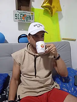 latinmartin73 online show from October 2025 02:07:01 PM