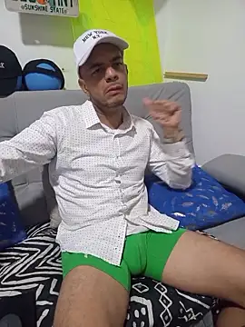 latinmartin73 online show from October 2025 10:53:01 PM