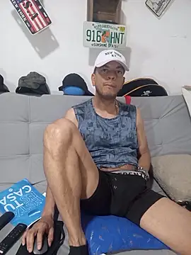 latinmartin73 online show from November 2025 08:57:01 PM