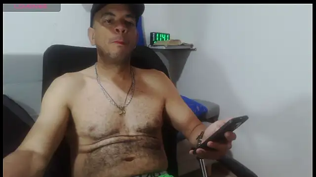 latinmartin73 online show from April 2026 04:42:02 PM